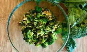 Recette de salade de brocolis crus : saine et délicieuse à chaque bouchée