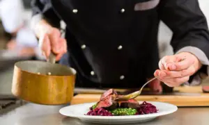 Comment réussir une pièce de boeuf grillée parfaite avec sauces et accompagnements