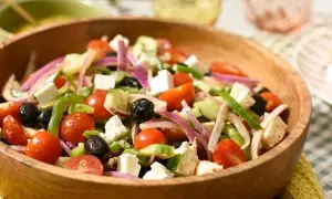 Ingrédients essentiels pour une salade grecque délicieuse et facile