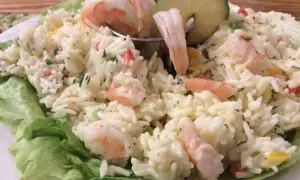 Recette de salade de riz au crevette crémeuse et savoureuse à essayer