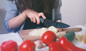 Éplucher les oignons sans pleurer : 5 astuces infaillibles à essayer