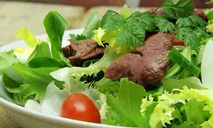 Recette de salade aux foies de volailles savoureuse et facile à préparer