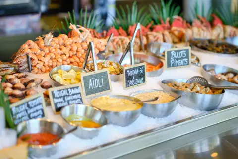 Restaurant fruit de mer à volonté Royan : savourez des délices marins sans limites