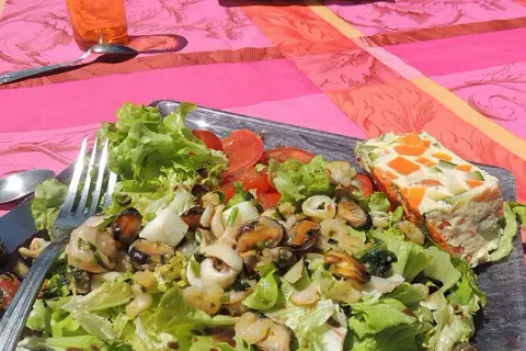 Recette salade de fruits de mer surgelés : rapide et savoureuse à préparer