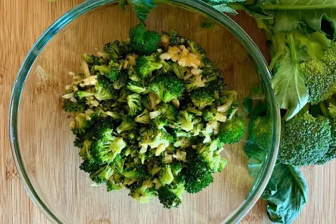 Recette de salade de brocolis crus : saine et délicieuse à chaque bouchée
