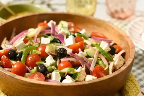 Ingrédients essentiels pour une salade grecque délicieuse et facile