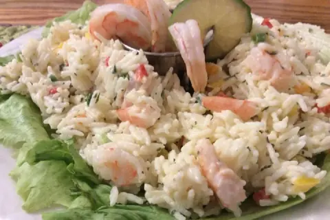 Recette de salade de riz au crevette crémeuse et savoureuse à essayer