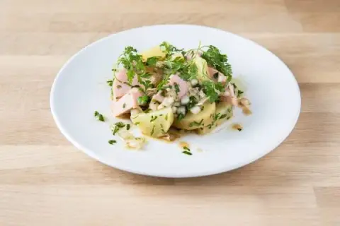 Recette de salade de pommes de terre au cervelas facile et délicieuse