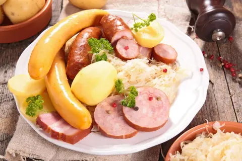 Ingrédients indispensables pour réussir votre choucroute maison