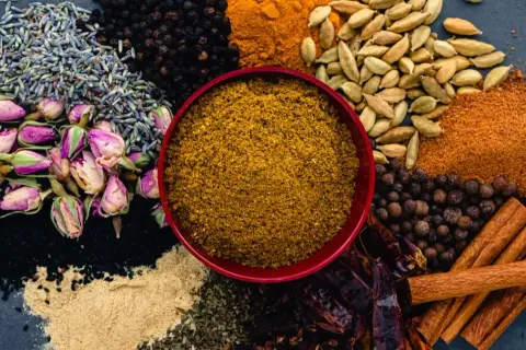 Les épices incontournables pour un couscous savoureux et authentique