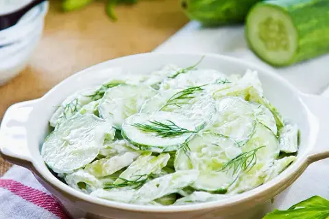 Salade de concombre yaourt : une recette fraîche et légère à savourer