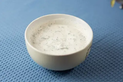 Ingrédients essentiels pour une sauce César délicieuse et authentique