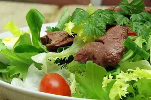 Recette de salade aux foies de volailles savoureuse et facile à préparer