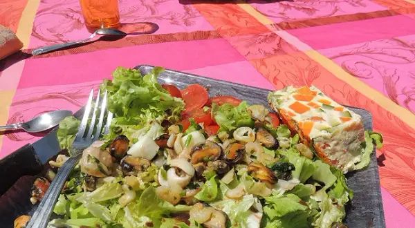 Recette salade de fruits de mer surgelés : rapide et savoureuse à préparer