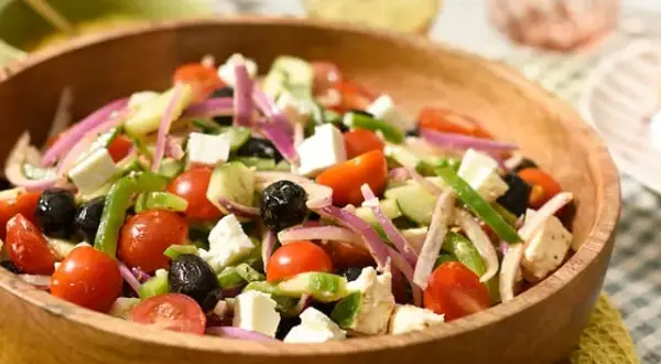Ingrédients essentiels pour une salade grecque délicieuse et facile