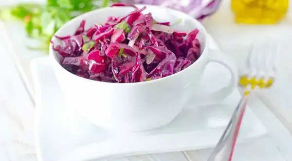 Recette de salade de chou rouge : une entrée fraîche et saine à essayer