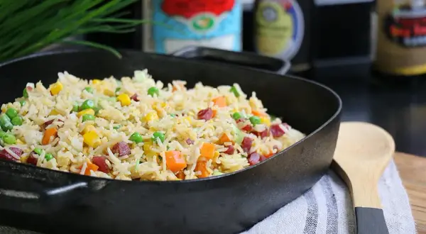 Ingrédients essentiels du riz cantonais pour un plat réussi