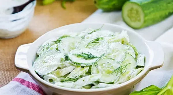 Salade de concombre yaourt : une recette fraîche et légère à savourer