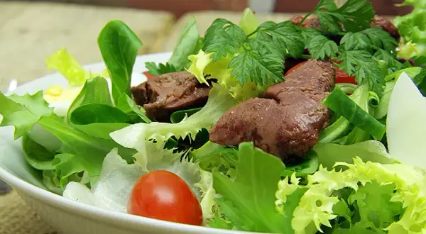 Recette de salade aux foies de volailles savoureuse et facile à préparer
