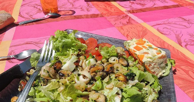 Recette salade de fruits de mer surgelés : rapide et savoureuse à préparer