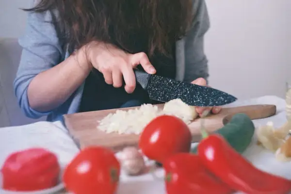 Éplucher les oignons sans pleurer : 5 astuces infaillibles à essayer